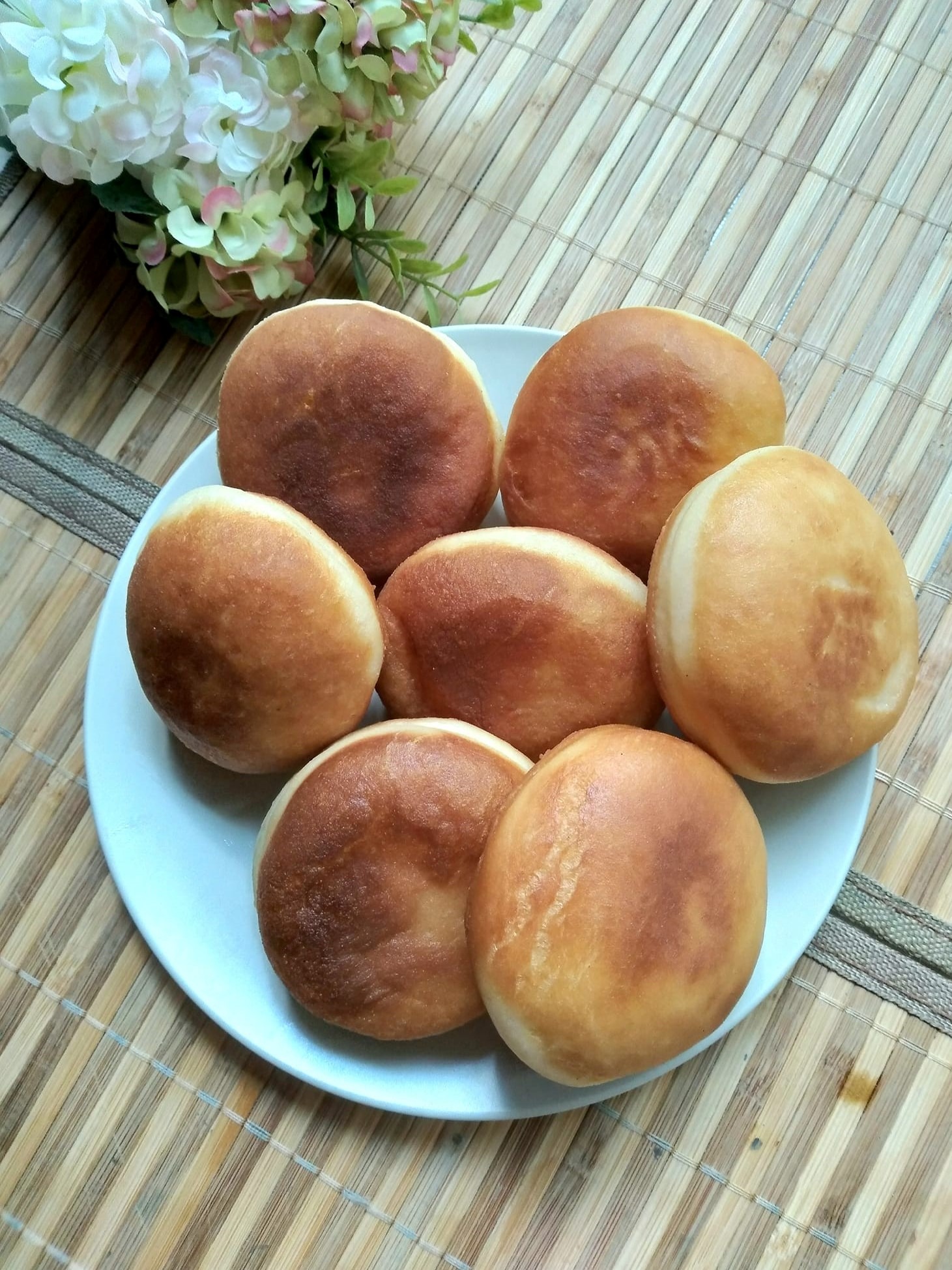 Může jít o obrázek one or more people , people standing a outdoors